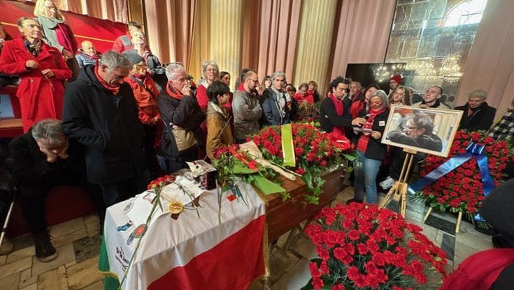 L’ultimo saluto per Giancarlo Vitali è in rosso. “Bella ciao, Ambrogio”