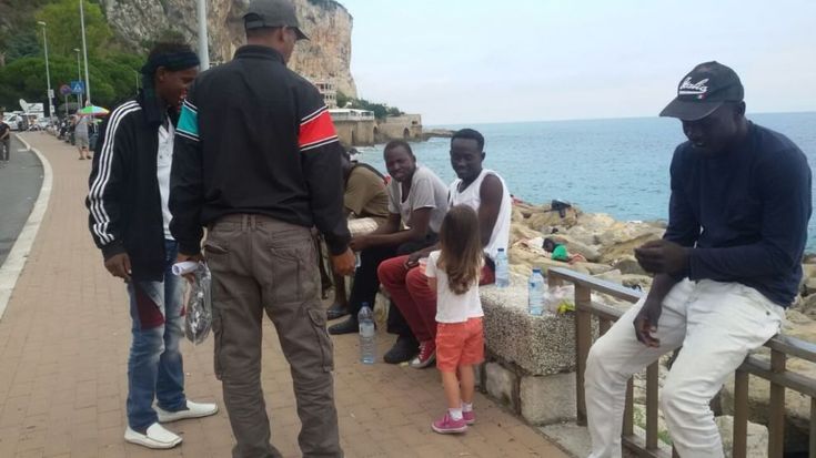 Ventimiglia, la bambina che distribuisce caramelle ai migranti