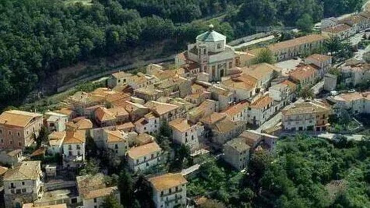Sessano del Molise, giunta al maschile e due cittadine fanno ricorso al Tar: “Illegittima”. Il sindaco: “Ma nessuna era disponibile”