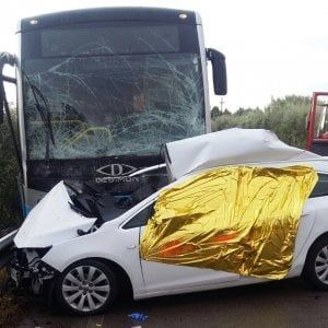 Foggia, autobus di linea si scontra con un'auto: muore un 39enne, dieci passeggeri feriti