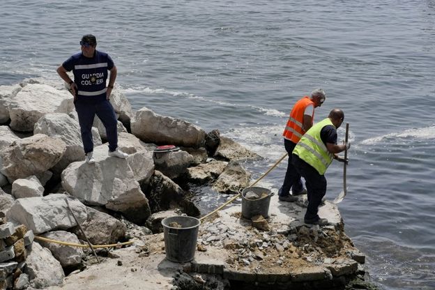 Operazione della guardia costiera per rimuovere strutture e ormeggi abusivi