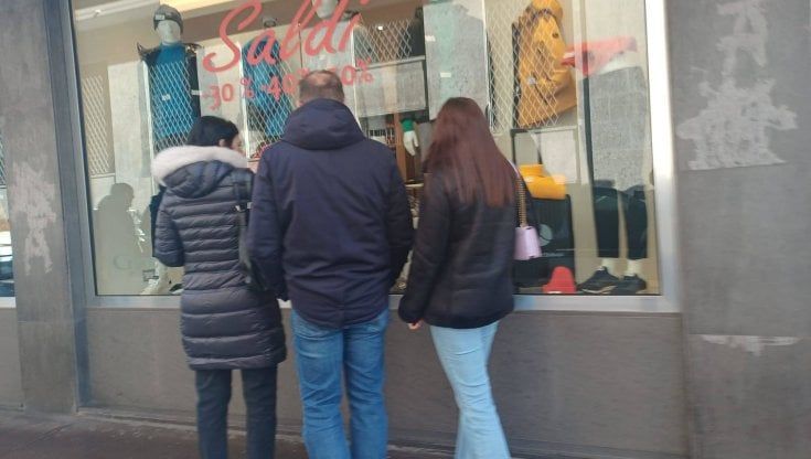 Saldi a Bari e in Puglia, sconti dal 30 al 70 per cento ma l'avvio è lento: "Pesano il caro prezzi e il caldo anomalo"