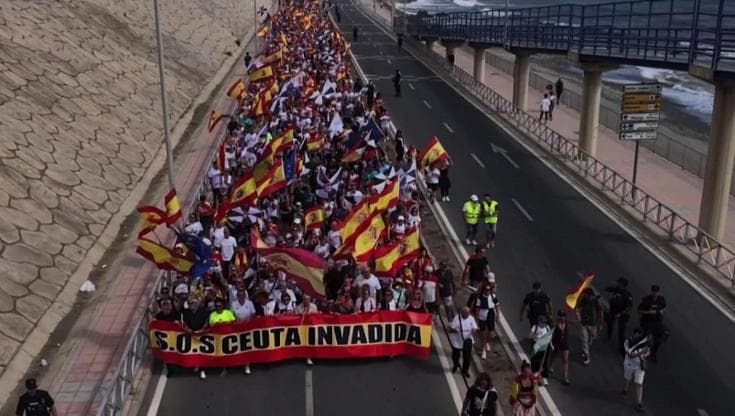 Ceuta, ancora 10mila migranti in città. La protesta dei cittadini: "Madrid ci ha abbandonato"