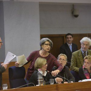 "De Luca dimettiti", i 5 Stelle occupano il consiglio regionale, tensione e malori. Nel caos passa la legge sull'acqua