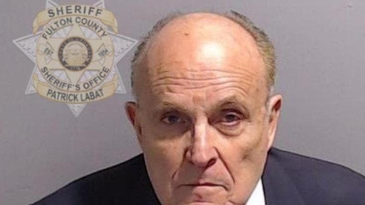 Usa, Rudy Giuliani al carcere di Fulton: “Questa incriminazione è una farsa”. Foto segnaletica e 150mila dollari di cauzione