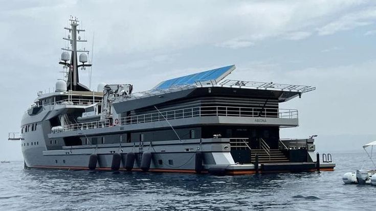 Le vacanze in Sicilia di Jeff Bezos. Alle Eolie con veliero, yacht ed elicottero