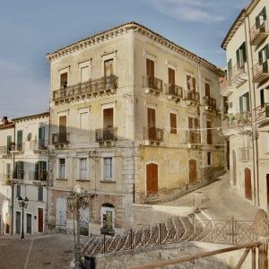 Un set cinematografico nel borgo antico di Casoli. Uno spot per raccontare la rinascita di Palazzo Ricci