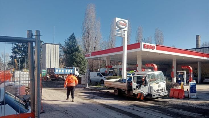 Tram, benzinaio prigioniero del cantiere in via Corticella