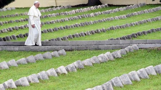 Papa Francesco tra i caduti della Grande Guerra. "Una follia, anche dei nostri giorni"