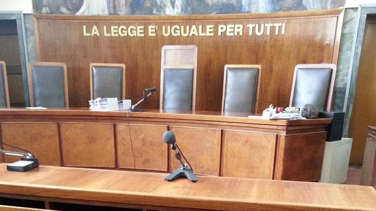 Avvocato trova in aula la sentenza scritta prima della fine del processo: “Sostituiamo i giudici”