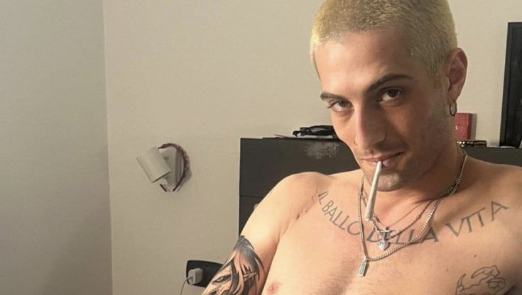 Damiano dei Måneskin sui social nudo con lo spinello. E Lazza lo fulmina con una battuta