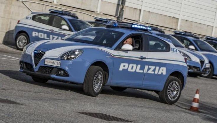 Cammina a torso nudo in via delle Valli: calci, pugni e morsi ai poliziotti che tentano di fermarlo