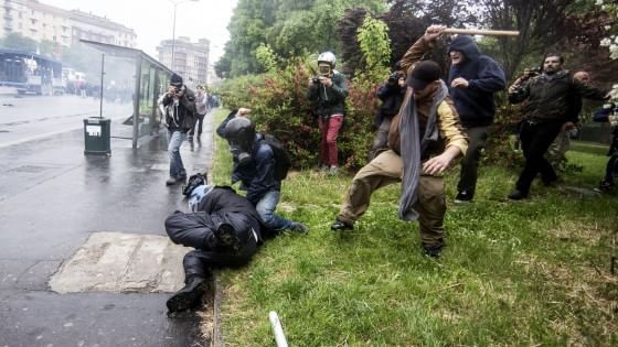 L'agente preso a bastonate: "Inseguivo una black bloc, poi un'imboscata. Senza casco non sarei qui"
