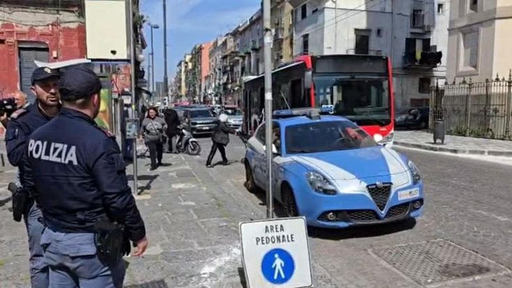 Lite in piazza a San Giovanni a Teduccio, grave un giovane. La pista: contrasti sulla droga