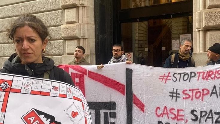 La protesta di studenti e residenti a Napoli: “Caro affitti in centro storico, il Comune intervenga”