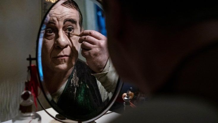 Venezia 78, la recensione di 'Qui rido io': lo specchio magico che riflette teatro e vita