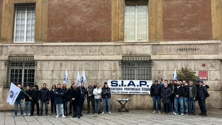 I poliziotti protestano sotto la prefettura. Il Siap: “Agenti allo stremo, serve più personale»