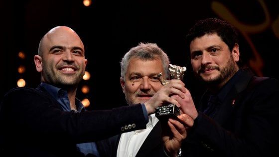 Berlinale, 'La paranza' Orso d'argento alla sceneggiatura. Saviano: "Dedico il premio alle ong che salvano migranti"