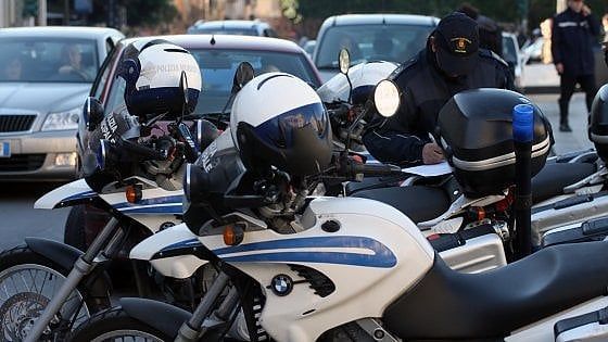 Vigile investita da una moto alla circonvallazione