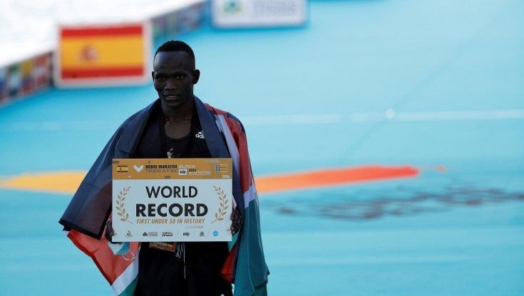 Atletica, mezza maratona Valencia: il keniano Kandie frantuma il record del mondo con le 'scarpe volanti'