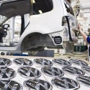 Auto, il piano tedesco per rallentare la svolta "green" sulle emissioni si schianta contro l'Antitrust Ue