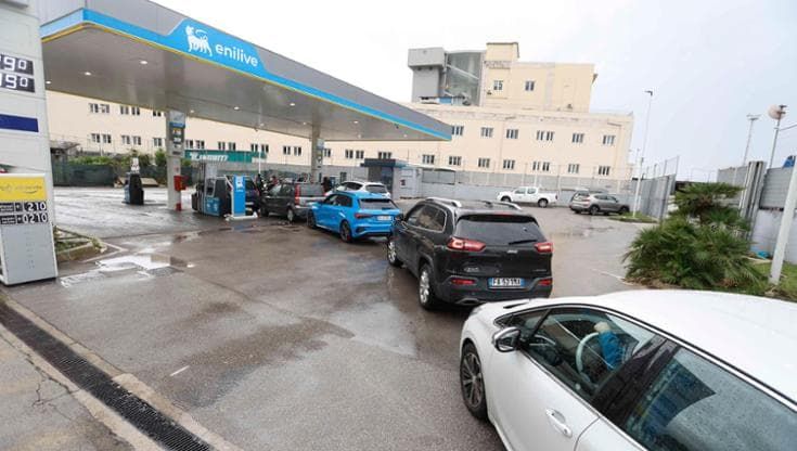 Napoli, a caccia di benzina e viveri. La città si scopre paralizzata: “E ora paura per i rifiuti”