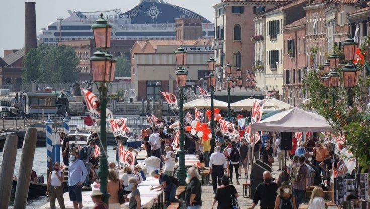 A Venezia tornano le grandi navi e le proteste