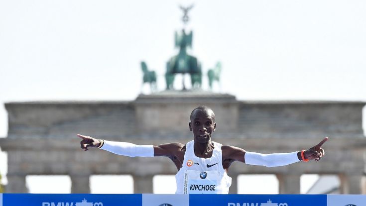 Kipchoge oltre ogni limite, la maratona ha un super record