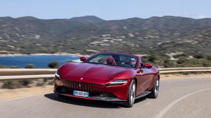 Ferrari Roma Spider, la magnifica scoperta. Tetto in tela e 620 Cv. Ecco come va
