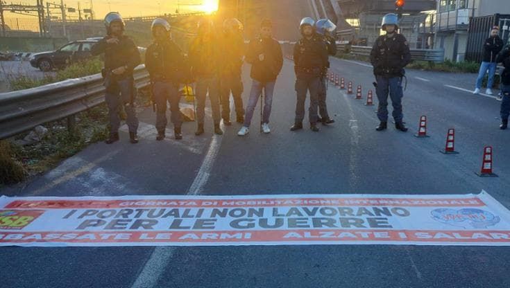 Livorno, polizia sgombera manifestanti che vogliono bloccare nave che trasporta armi Usa