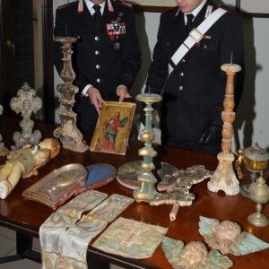 Marmi, dipinti e arazzi: reperti archeologici rubati sequestrati nella villa di avvocato romano