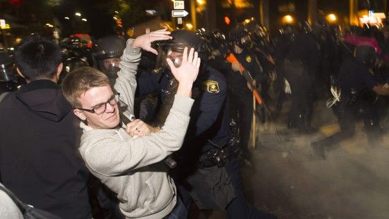 Usa, la protesta contro la polizia degenera in notte di violenza a Berkeley