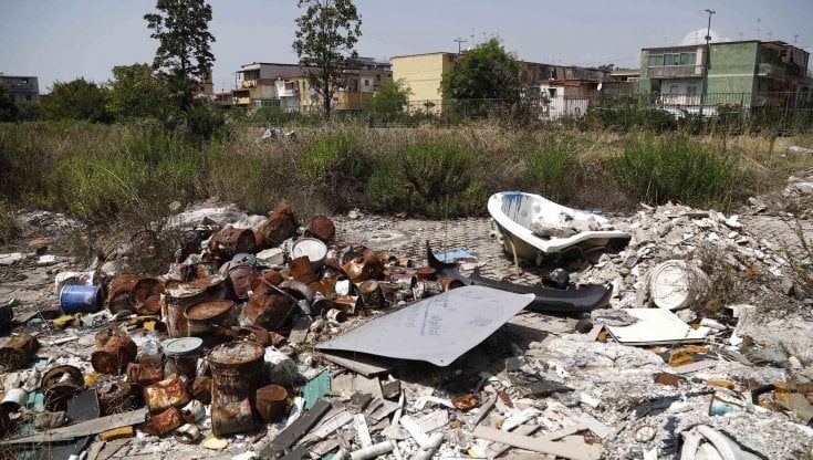 Villa Letizia a Barra, il parco è una discarica: "Vergogna, intervenite"