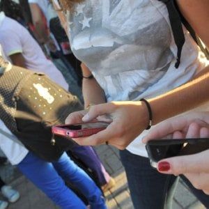 "Cala il consumo di cannabis e cocaina, la nuova droga si chiama smartphone"