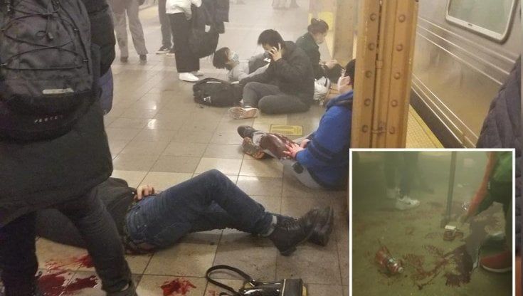 Attentato a New York, spari in metropolitana a Brooklyn: almeno 29 feriti. Caccia all'uomo, c'è un sospettato. La sua pistola si è inceppata