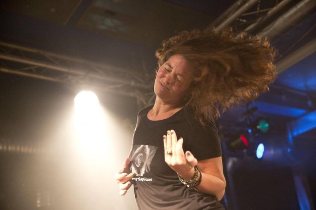 Finlandia, la chitarra è immaginaria: i campionati mondiali di air guitar