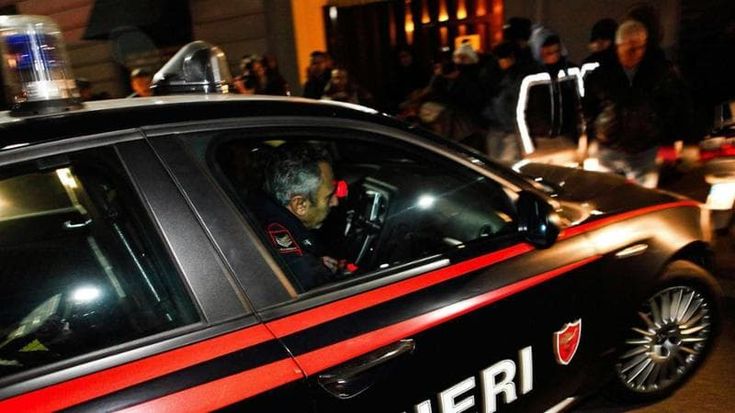 Accoltella insieme al padre il nuovo compagno della madre: “La faceva drogare”