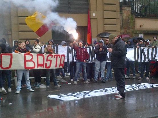 Roma, contestazione dei tifosi davanti alla Figc: cori contro Juve e Napoli
