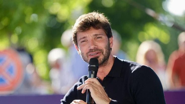 Artisti uniti per il teatro Sannazaro, Stefano De Martino: “Una ferita che ci colpisce”