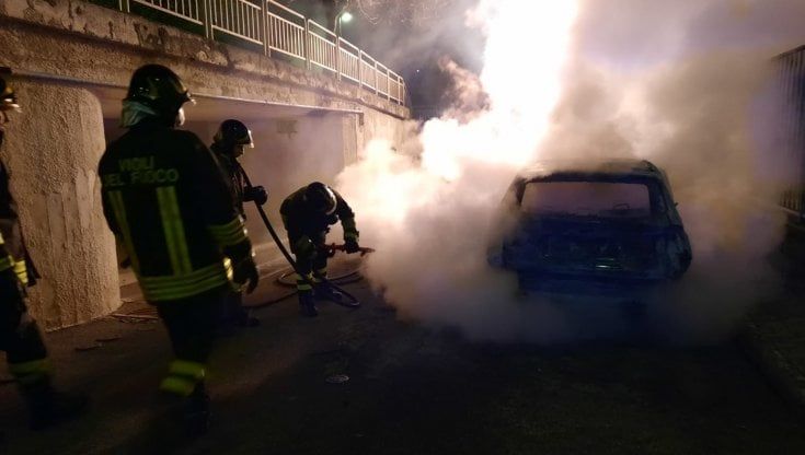 Foggia, incendiata l'auto di un assessore di Monte Sant'Angelo. Nuovo attentato dopo il vertice con la ministra Lamorgese