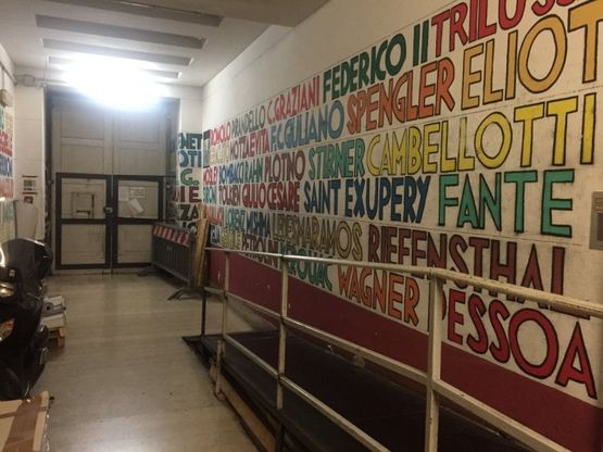 Casapound, dipinti futuristi e volantini della Decima Mas: gli interni del palazzo occupato all'Esquilino
