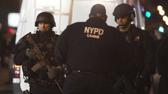 New York, uccisi due poliziotti. "Una vendetta per la morte di Michael Brown e Eric Garner"
