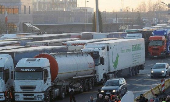 Camionisti rumeni con contratto a tempo l'ultima del mercato per tagliare i costi