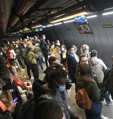 Napoli, metropolitana Garibaldi: treni strapieni, sovraffollamento in stazione. Folla anche nella Linea 2