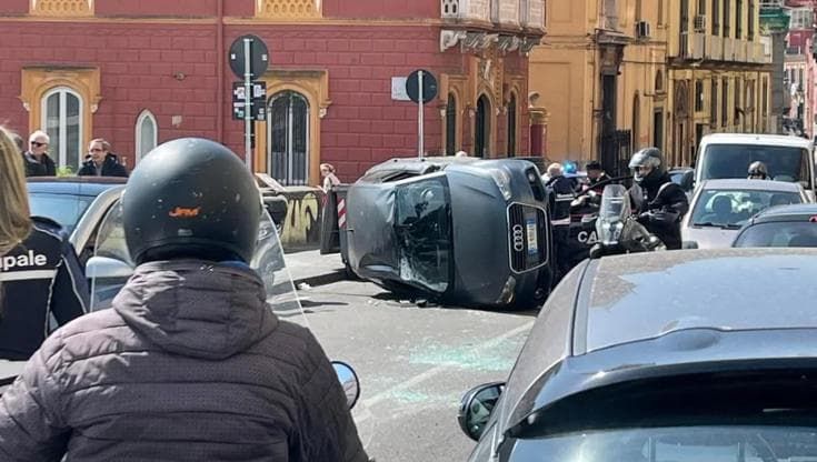Napoli, due auto ribaltate in due incidenti diversi