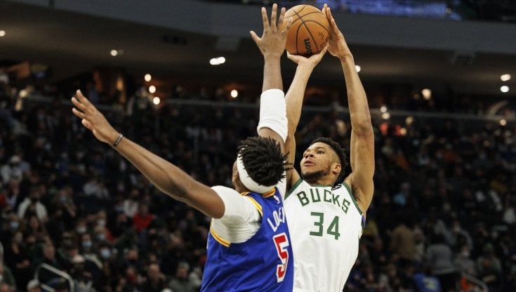 Basket, Nba: Milwaukee travolge Golden State, Memphis non si ferma più