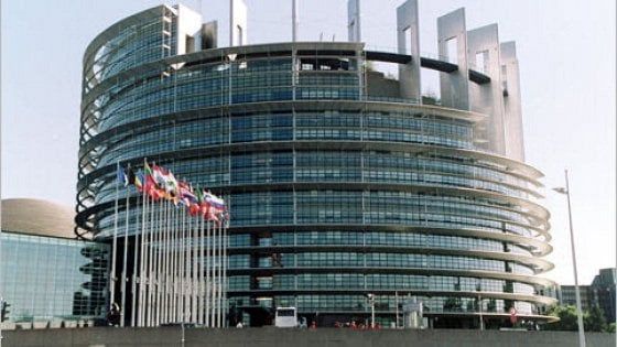 Roaming in Europa, come cambiano le tariffe degli operatori telefonici
