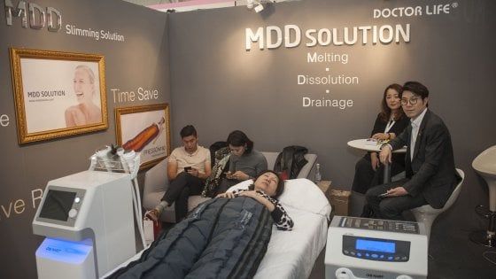 Bologna, il boom delle maschere coreane al Cosmoprof