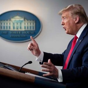 Coranavirus, Donald Trump ordina alla General Motors di produrre ventilatori: "Potremmo anche donarne all'Italia"