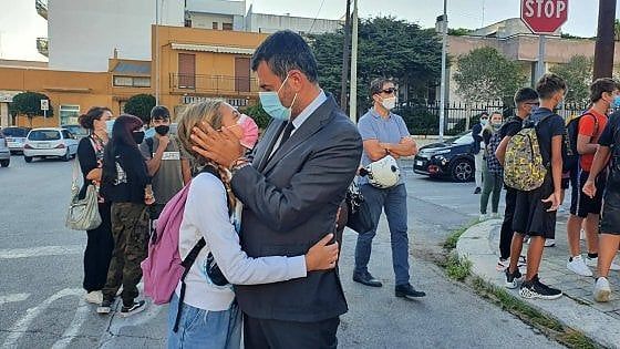Bari, il saluto di Decaro ai ragazzi che tornano a scuola: "Sarà complicato, ma insieme ce la faremo"